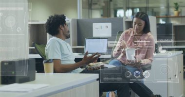 Ofiste iş tartışması yapan çeşitli meslektaşların mali veri işleme görüntüsü. Küresel iş, finans, bilgisayar ve dijital arayüz kavramı, dijital olarak oluşturulmuş görüntü.