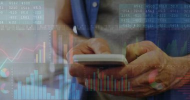 Akıllı telefon kullanan beyaz adamın mali veri işleme görüntüsü. Küresel finans, iş dünyası, bağlantılar, hesaplama ve veri işleme kavramı, dijital olarak oluşturulmuş resim.