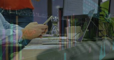 Akıllı telefon kullanan beyaz adamın mali veri işleme görüntüsü. Küresel finans, iş dünyası, bağlantılar, hesaplama ve veri işleme kavramı, dijital olarak oluşturulmuş resim.