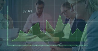 Ofisteki çeşitli iş adamlarıyla ilgili finansal veri işleme resmi. Küresel finans, iş dünyası, bağlantılar, hesaplama ve veri işleme kavramı, dijital olarak oluşturulmuş resim.