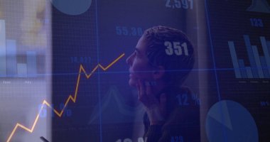 Akıllı telefon kullanan beyaz bir kadının mali veri işleme görüntüsü. Küresel finans, iş dünyası, bağlantılar, hesaplama ve veri işleme kavramı, dijital olarak oluşturulmuş resim.