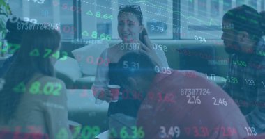 Ofiste iş tartışması yapan çeşitli meslektaşların mali veri işleme görüntüsü. Küresel iş, finans, bilgisayar ve dijital arayüz kavramı, dijital olarak oluşturulmuş görüntü.