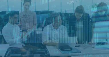 Ofisteki çeşitli iş adamlarıyla ilgili finansal veri işleme resmi. Küresel finans, iş dünyası, bağlantılar, hesaplama ve veri işleme kavramı, dijital olarak oluşturulmuş resim.