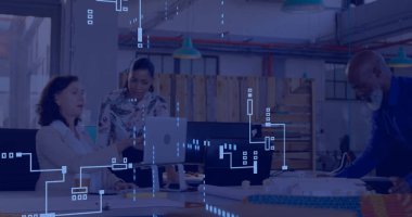 Modern ofiste çalışan iş adamları üzerinde dijital veri işleme imgesi. Teknoloji, takım çalışması, işbirliği, yenilik, çalışma alanı, şirket