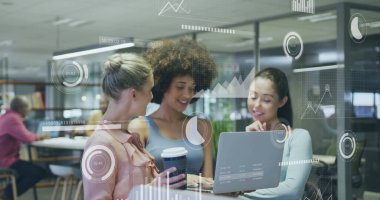 Ofiste iş tartışması yapan çeşitli meslektaşların mali veri işleme görüntüsü. Küresel iş, finans, bilgisayar ve dijital arayüz kavramı, dijital olarak oluşturulmuş görüntü.