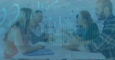 Ofisteki çeşitli iş adamlarıyla ilgili finansal veri işleme resmi. Küresel finans, iş dünyası, bağlantılar, hesaplama ve veri işleme kavramı, dijital olarak oluşturulmuş resim.