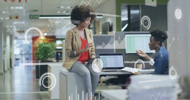 Ofiste iş tartışması yapan çeşitli meslektaşların mali veri işleme görüntüsü. Küresel iş, finans, bilgisayar ve dijital arayüz kavramı, dijital olarak oluşturulmuş görüntü.