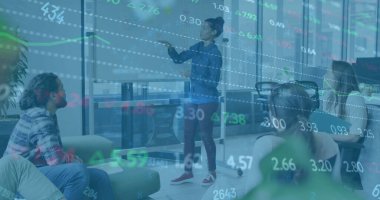 Muhtelif meslektaşların ofiste toplanmasıyla ilgili finansal veri işleme resmi. Küresel iş, finans, bilgisayar ve dijital arayüz kavramı, dijital olarak oluşturulmuş görüntü.