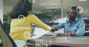 Ofiste iş tartışması yapan çeşitli meslektaşların mali veri işleme görüntüsü. Küresel iş, finans, bilgisayar ve dijital arayüz kavramı, dijital olarak oluşturulmuş görüntü.