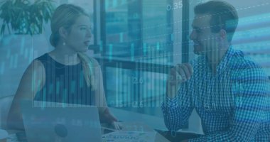 Ofisteki çeşitli iş adamlarıyla ilgili finansal veri işleme resmi. Küresel finans, iş dünyası, bağlantılar, hesaplama ve veri işleme kavramı, dijital olarak oluşturulmuş resim.