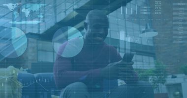 Akıllı telefon kullanan Afro-Amerikan iş adamının finansal veri işleme görüntüsü. Küresel finans, iş dünyası, bağlantılar, hesaplama ve veri işleme kavramı, dijital olarak oluşturulmuş resim.