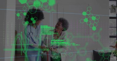 Afrika kökenli Amerikalı kadın doktor ve kıdemli hastanın kardiyograf ve veri işleme görüntüsü. Küresel tıp, bilim, bilgisayar ve dijital arayüz kavramı, dijital olarak oluşturulmuş görüntü.
