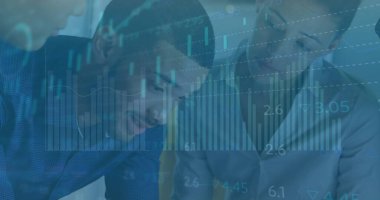 Ofisteki çeşitli iş adamlarıyla ilgili finansal veri işleme resmi. Küresel finans, iş dünyası, bağlantılar, hesaplama ve veri işleme kavramı, dijital olarak oluşturulmuş resim.