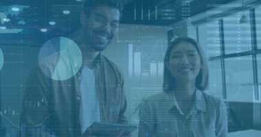 Ofisteki çeşitli iş adamlarıyla ilgili finansal veri işleme resmi. Küresel finans, iş dünyası, bağlantılar, hesaplama ve veri işleme kavramı, dijital olarak oluşturulmuş resim.