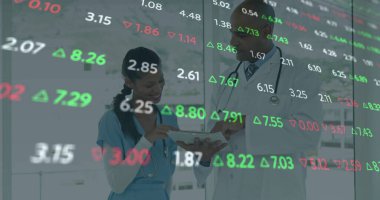 Çeşitli doktorların finansal veri işleme görüntüsü. Küresel tıp, bağlantılar, hesaplama ve veri işleme kavramı, dijital olarak oluşturulmuş resim.