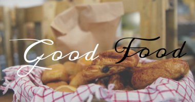 Bir sepet dolusu fırınlanmış malın üzerinde iyi yemek metni resmi. Fırın, hamur işi, ekmek, tatlı, fırın, gurme