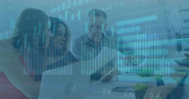 Ofisteki çeşitli iş adamlarıyla ilgili finansal veri işleme resmi. Küresel finans, iş dünyası, bağlantılar, hesaplama ve veri işleme kavramı, dijital olarak oluşturulmuş resim.