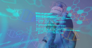 Doktor elinde şişe ve şırınga tutarken DNA iplikleri ve veri işleme görüntüsü. Küresel tıp, bilim, bilgisayar ve dijital arayüz kavramı, dijital olarak oluşturulmuş görüntü.