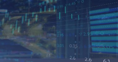 Şehir manzarası üzerinde finansal veri işleme resmi. Küresel finans, iş, bağlantılar, hesaplama ve veri işleme kavramı dijital olarak oluşturuldu.