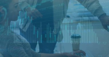 Ofisteki çeşitli iş adamlarıyla ilgili finansal veri işleme resmi. Küresel finans, iş dünyası, bağlantılar, hesaplama ve veri işleme kavramı, dijital olarak oluşturulmuş resim.