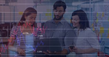 Çeşitli iş adamlarının iş görüşmeleri üzerine veri işleme ve diyagramların görüntüsü. İş, teknoloji ve dijital arayüz kavramı, dijital olarak oluşturulmuş görüntü.