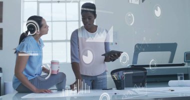 Ofiste iş tartışması yapan çeşitli meslektaşların mali veri işleme görüntüsü. Küresel iş, finans, bilgisayar ve dijital arayüz kavramı, dijital olarak oluşturulmuş görüntü.