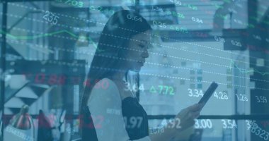 Ofiste tablet kullanan Asyalı iş kadınının mali veri işleme görüntüsü. Küresel iş, finans, bilgisayar ve dijital arayüz kavramı, dijital olarak oluşturulmuş görüntü.