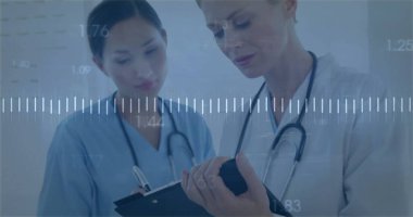 Çeşitli doktorların finansal veri işleme görüntüsü. Küresel tıp, bağlantılar, hesaplama ve veri işleme kavramı, dijital olarak oluşturulmuş resim.