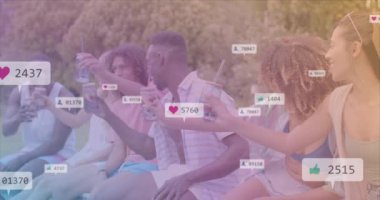 Sosyal medya havuz başında kutlama yapan arkadaşlarla ilgili yorumları ve yorumları sever. Kutlama, havuz partisi, yaz, açık hava, mutluluk, etkileşim