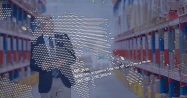 Depoda çalışan beyaz adamın dijital veri işleme görüntüsü. Küresel gönderim, bağlantılar, hesaplama ve veri işleme kavramı, dijital olarak oluşturulmuş resim.