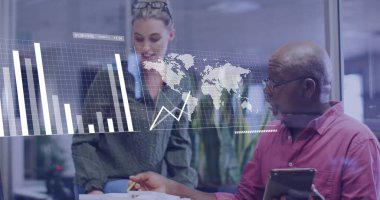 Çeşitli meslekdaşların iş tartışmalarına ilişkin veri işleme ve diyagramlarının resmi. Küresel iş ve dijital arayüz kavramı, dijital olarak oluşturulmuş görüntü.