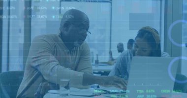 Dizüstü bilgisayar kullanarak çeşitli iş adamlarının finansal veri işleme görüntüsü. Küresel finans, iş dünyası, bağlantılar, hesaplama ve veri işleme kavramı, dijital olarak oluşturulmuş resim.