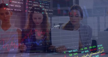 Dizüstü bilgisayar kullanarak çeşitli iş adamlarının finansal veri işleme görüntüsü. Küresel finans, iş dünyası, bağlantılar, hesaplama ve veri işleme kavramı, dijital olarak oluşturulmuş resim.