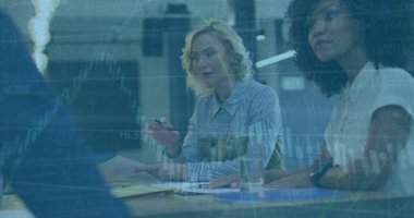 Ofisteki çeşitli iş adamlarıyla ilgili finansal veri işleme resmi. Küresel finans, iş dünyası, bağlantılar, hesaplama ve veri işleme kavramı, dijital olarak oluşturulmuş resim.