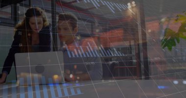 Dizüstü bilgisayar kullanarak çeşitli iş adamlarının finansal veri işleme görüntüsü. Küresel finans, iş dünyası, bağlantılar, hesaplama ve veri işleme kavramı, dijital olarak oluşturulmuş resim.