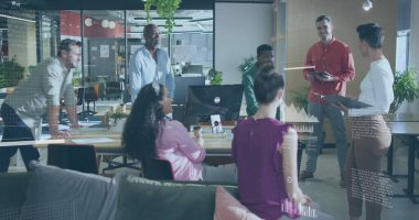 Ofisteki çeşitli iş adamlarıyla ilgili finansal veri işleme resmi. Küresel finans, iş dünyası, bağlantılar, hesaplama ve veri işleme kavramı, dijital olarak oluşturulmuş resim.