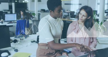 Modern ofiste işbirliği yapan iki kadının iş veri analizi görüntüsü. takım çalışması, işbirliği, teknoloji, yenilik, dijital, strateji