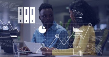 Çeşitli meslekdaşların iş tartışmalarına ilişkin veri işleme ve diyagramlarının resmi. Küresel iş ve dijital arayüz kavramı, dijital olarak oluşturulmuş görüntü.