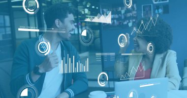 Ofisteki çeşitli iş adamlarıyla ilgili finansal veri işleme resmi. Küresel finans, iş dünyası, bağlantılar, hesaplama ve veri işleme kavramı, dijital olarak oluşturulmuş resim.