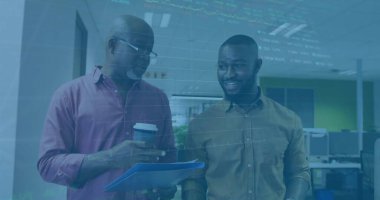 Ofisteki çeşitli iş adamlarıyla ilgili finansal veri işleme resmi. Küresel finans, iş dünyası, bağlantılar, hesaplama ve veri işleme kavramı, dijital olarak oluşturulmuş resim.