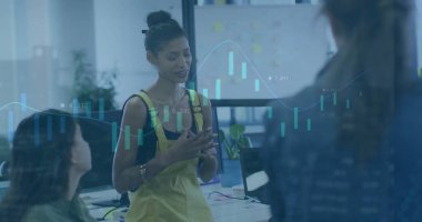 Ofisteki çeşitli iş adamlarıyla ilgili finansal veri işleme resmi. Küresel finans, iş dünyası, bağlantılar, hesaplama ve veri işleme kavramı, dijital olarak oluşturulmuş resim.