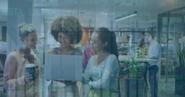 Ofisteki çeşitli iş adamlarıyla ilgili finansal veri işleme resmi. Küresel finans, iş dünyası, bağlantılar, hesaplama ve veri işleme kavramı, dijital olarak oluşturulmuş resim.