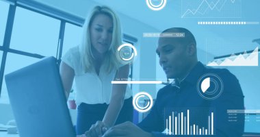 Ofisteki çeşitli iş adamlarıyla ilgili finansal veri işleme resmi. Küresel finans, iş dünyası, bağlantılar, hesaplama ve veri işleme kavramı, dijital olarak oluşturulmuş resim.