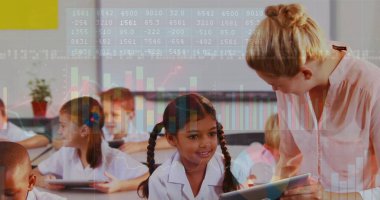 Sınıfta üzerinde veri işleme resmi olan tabletler kullanan çocuklar. Eğitim, teknoloji, öğrenme, dijital, çocuklar, etkileşimli