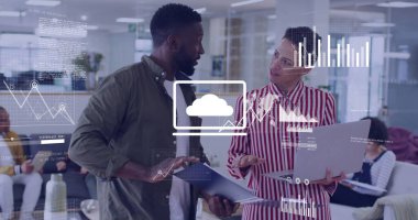 Çeşitli meslekdaşların iş tartışmalarına ilişkin veri işleme ve diyagramlarının resmi. Küresel iş ve dijital arayüz kavramı, dijital olarak oluşturulmuş görüntü.