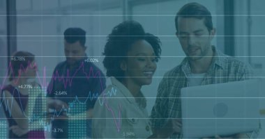 Ofiste iş tartışması yapan çeşitli meslektaşların mali veri işleme görüntüsü. Küresel iş, finans, hesaplama, iletişim ve dijital arayüz kavramı, dijital olarak oluşturulmuş görüntü.