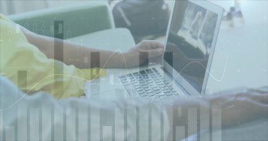 Laptop kullanan beyaz bir adamın veri işleme görüntüsü. Küresel bağlantılar, hesaplama ve veri işleme kavramı, dijital olarak oluşturulmuş resim.