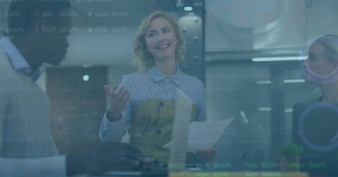 Ofisteki çeşitli iş adamlarıyla ilgili finansal veri işleme resmi. Küresel finans, iş dünyası, bağlantılar, hesaplama ve veri işleme kavramı, dijital olarak oluşturulmuş resim.