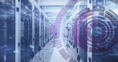 Bilgisayar sunucuları üzerinde tarama ve veri işleme resmi. Küresel finans, iş, bağlantılar, hesaplama ve veri işleme kavramı dijital olarak oluşturuldu.