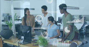 Modern ofiste işbirliği yapan çeşitli takımlar üzerinde iş veri analizi imajı. Takım çalışması, işbirliği, teknoloji, toplantı, planlama, strateji